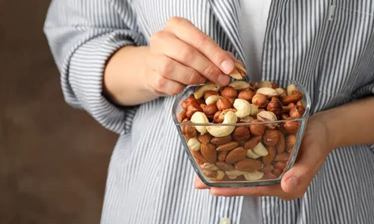 خوردن آجیل در بارداری چه تاثیری دارد؟: ایجاد حساسیت